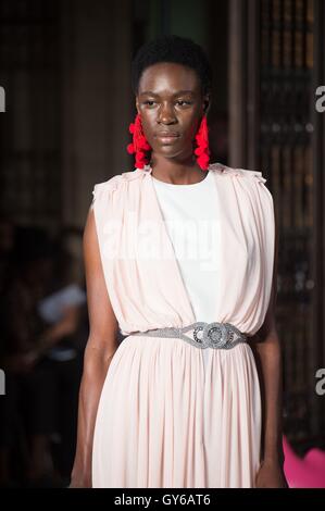 Modèles sur le podium lors de l'Ashley Isham Printemps/Été 2017 London Fashion Week show à Freemasons Hall, Londres. Banque D'Images