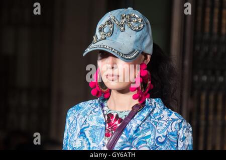 Modèles sur le podium lors de l'Ashley Isham Printemps/Été 2017 London Fashion Week show à Freemasons Hall, Londres. Banque D'Images