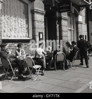 1950s, historique, les personnes assis devant un pub Watneys, The Rutland Arms on the Lower Mall, Londres, W6, un passage pavé à côté de la Tamise, Chiswick, près de Hammersmith, West London, Angleterre, ROYAUME-UNI. Banque D'Images