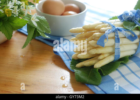 La préparation d'asperges fraîches Banque D'Images