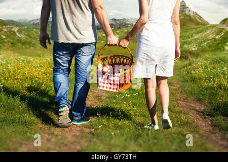 Jeune couple avec panier pique-nique Banque D'Images