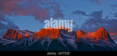 Coucher du soleil sur les montagnes de l'éclat à Canmore Banque D'Images