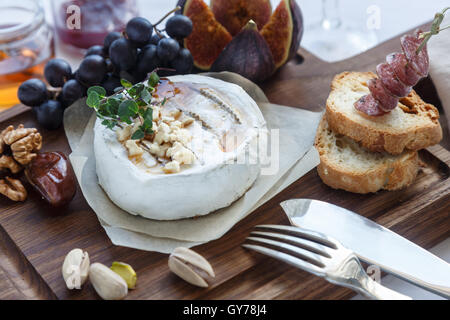Camembert aux figues, miel et vin. Focus sélectif. Fermer Banque D'Images