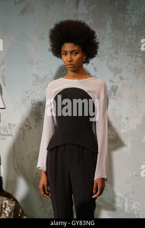 Londres, Royaume-Uni. 17 Sept 2016 : Model wearing Milo Maria Printemps Été 2017 dernières collcetion au le HPR Londres - LFW à Londres. Credit : Voir Li/Alamy Live News Banque D'Images