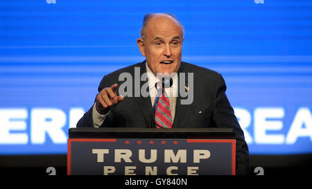 Miami, FL, USA. 16 Sep, 2016. Ancien maire de la ville de New York, Rudy Giuliani parle pendant un rassemblement pour le candidat républicain à l'atout de Donald James L. Knight Center, à Miami, le vendredi 16 septembre, 2016.Le sud de la Floride ; pas de MAGS ; PAS DE VENTES, PAS D'INTERNET, PAS DE TÉLÉVISION. Credit : Sun-Sentinel/ZUMA/Alamy Fil Live News Banque D'Images