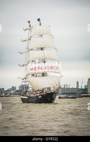 Les grands voiliers sur la Tamise à Londres, Angleterre, RU Banque D'Images