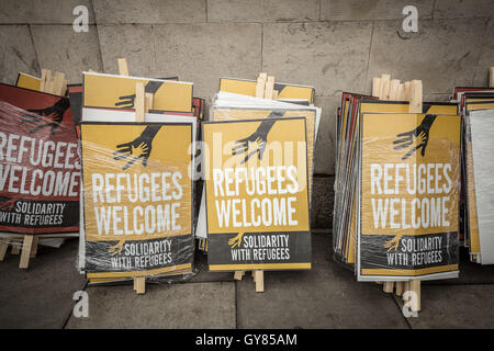 Londres, Royaume-Uni. Sept 17, 2016. Les réfugiés accueillis ici protestation de masse mars à la place du Parlement à Westminster Crédit : Guy Josse/Alamy Live News Banque D'Images