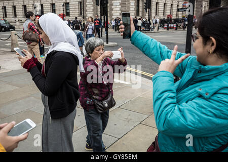 Londres, Royaume-Uni. 17 Septembre, 2016. Les touristes de prendre des photos et téléphone à Westminster autoportraits © Guy Josse/Alamy Live News Banque D'Images