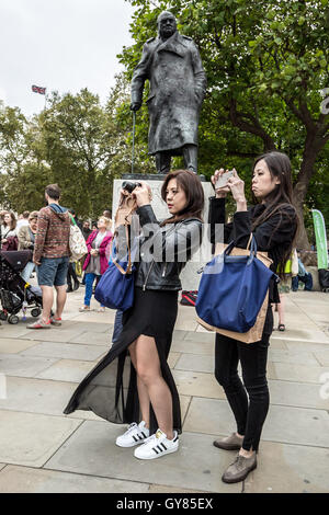 Londres, Royaume-Uni. 17 Septembre, 2016. Les touristes de prendre des photos et téléphone à Westminster autoportraits © Guy Josse/Alamy Live News Banque D'Images