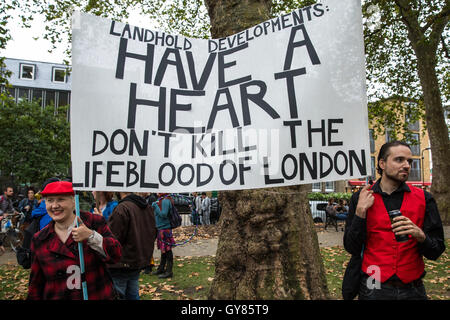 Londres, Royaume-Uni. Sept 17, 2016. Des manifestants à Hoxton square tenir une banderole appelant les développeurs sur Landhold à préserver l'évolution dans les nuages comme un lieu de musique Dalston. Credit : Mark Kerrison/Alamy Live News Banque D'Images