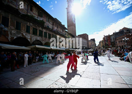 Vérone, Italie. 18 sept., 2016. Les artistes chinois jouer Taichi sur la place du marché au cours de Tocati à Vérone de l'Italie, le 17 septembre, 2016. Des artistes de différents endroits de la Chine a apporté des jeux traditionnels, de la musique et des danses à l'Italien centre historique de Vérone pendant le 14ème Festival International des Jeux Tocati Street. (Xinhua/Jin Yu) (WTC) Credit : Xinhua/Alamy Live News Banque D'Images