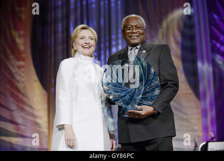 Washington, District de Columbia, Etats-Unis. 17 Sep, 2016. Ancien secrétaire d'État américaine Hillary Clinton, le candidat du Parti démocratique de 2016 à la présidence des États-Unis, reçoit le prix Phoenix à partir de la chambre sous-leader démocratique Jim Clyburn (Démocrate de Caroline du Sud) lors de la Congressional Black Caucus Foundation's 46e conférence législative annuelle de remise des prix de Phoenix au Washington Convention Center, le 17 septembre 2016, à Washington, DC. Crédit : Olivier Douliery/Piscine via CNP Crédit : Olivier Douliery/CNP/ZUMA/Alamy Fil Live News Banque D'Images