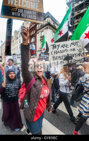 Londres, Royaume-Uni. 17 septembre 2016. Maintenez les marcheurs des pancartes et drapeaux dans Pall Mall sur la marche sur la place du Parlement dans la solidarité avec les réfugiés, qui demandent au gouvernement de répondre le l'immense sentiment parmi le peuple britannique, 80  % d'entre eux ont dit que nous devrions être plus accueillant les réfugiés ici. La manifestation a été soutenue par plus de 40 organisations, y compris les principaux organismes de bienfaisance, les organismes confessionnels et les militants. Peter Marshall/Alamy Live News Banque D'Images