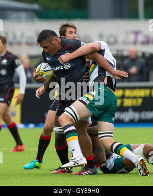 Londres, ANGLETERRE - 17 SEPTEMBRE : Billy Vunipola des Saracens est abordé au cours de l'Aviva Premiership match entre sarrasins et Northampton Saints de Allianz Park, le 17 septembre 2016 London UK. Crédit : Gary Mitchell/Alamy Live News Banque D'Images