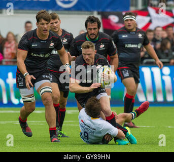 Londres, ANGLETERRE - 17 SEPTEMBRE : Chris Ashton de Saracens abordé par Lee Dickson de Northampton au cours de l'Aviva Premiership match entre sarrasins et Northampton Saints de Allianz Park, le 17 septembre 2016 London UK. Crédit : Gary Mitchell/Alamy Live News Banque D'Images