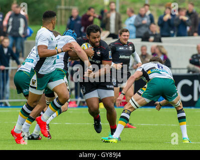 Londres, ANGLETERRE - 17 SEPTEMBRE : Billy Vunipola des Saracens est abordé au cours de l'Aviva Premiership match entre sarrasins et Northampton Saints de Allianz Park, le 17 septembre 2016 London UK. Crédit : Gary Mitchell/Alamy Live News Banque D'Images