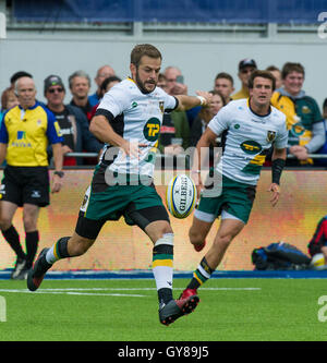 Londres, ANGLETERRE - 17 SEPTEMBRE : Stephen Myler de Northampton frappe la balle upfieldnduring l'Aviva Premiership match entre sarrasins et Northampton Saints de Allianz Park, le 17 septembre 2016 London UK. Crédit : Gary Mitchell/Alamy Live News Banque D'Images