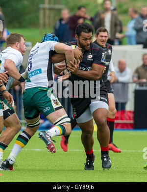 Londres, ANGLETERRE - 17 SEPTEMBRE : Billy Vunipola des Saracens est abordé au cours de l'Aviva Premiership match entre sarrasins et Northampton Saints de Allianz Park, le 17 septembre 2016 London UK. Crédit : Gary Mitchell/Alamy Live News Banque D'Images