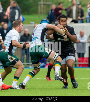 Londres, ANGLETERRE - 17 SEPTEMBRE : Billy Vunipola des Saracens est abordé au cours de l'Aviva Premiership match entre sarrasins et Northampton Saints de Allianz Park, le 17 septembre 2016 London UK. Crédit : Gary Mitchell/Alamy Live News Banque D'Images