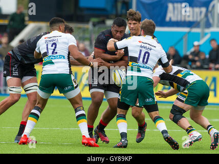 Londres, ANGLETERRE - 17 SEPTEMBRE : Billy Vunipola des Saracens s'attaque à Stephen Myler de Northampton au cours de l'Aviva Premiership match entre sarrasins et Northampton Saints de Allianz Park, le 17 septembre 2016 London UK. Crédit : Gary Mitchell/Alamy Live News Banque D'Images