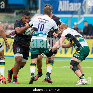 Londres, ANGLETERRE - 17 SEPTEMBRE : Billy Vunipola des Saracens s'attaque à Stephen Myler de Northampton au cours de l'Aviva Premiership match entre sarrasins et Northampton Saints de Allianz Park, le 17 septembre 2016 London UK. Crédit : Gary Mitchell/Alamy Live News Banque D'Images