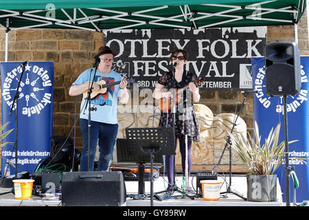 Otley folk festival en dehors des musiciens Woolpack Music Studio pour le plus grand plaisir du public. Banque D'Images