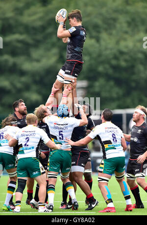 Londres, Royaume-Uni. Sept 17, 2016. Michael Rhodes de Sarrasins attrape la balle au cours de l'Aviva Premiership match entre sarrasins et Northampton Saints de Allianz Park. Credit : Taka Wu/Alamy Live News Banque D'Images