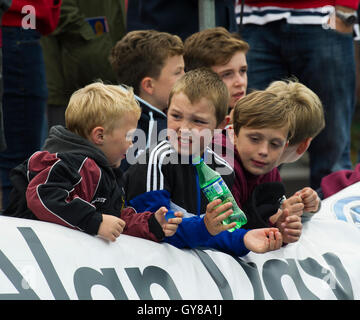 Londres, ANGLETERRE - 17 SEPTEMBRE : les jeunes fans à l'Aviva Premiership match entre sarrasins et Northampton Saints de Allianz Park, le 17 septembre 2016 London UK. Banque D'Images