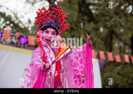 Buenos Aires, Argentine. 17 Sep, 2016. Un artiste réalise l'Opéra de Pékin au cours des célébrations de Mid-Autumn Festival à Buenos Aires, Argentine, le 17 septembre, 2016. Buenos Aires a accueilli le samedi des fêtes avec de la musique, Fête de la gastronomie et danses typiques de la Chine. Crédit : Martin Zabala/Xinhua/Alamy Live News Banque D'Images