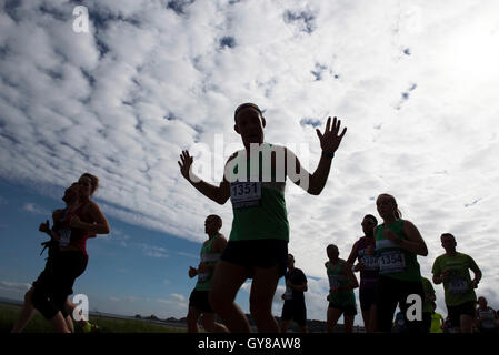 Swansea, Royaume-Uni. 18 sept., 2016. Concurrents prenez part à l'amiral annuel Swansea Bay course de 10k le long de la mer dans l'ouest de la Croix, Swansea, cet après-midi. Credit : Phil Rees/Alamy Live News Banque D'Images