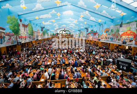 Munich, Allemagne. 18 Sep, 2016. Les festivaliers à l'intérieur d'une tente à l'Oktoberfest de Munich, Allemagne, 18 septembre 2016. Des millions de visiteurs du monde entier sont de nouveau attendus à la 183ème Oktoberfest, qui se déroule du 17 septembre au 03 octobre 2016. Dpa : Crédit photo alliance/Alamy Live News Banque D'Images