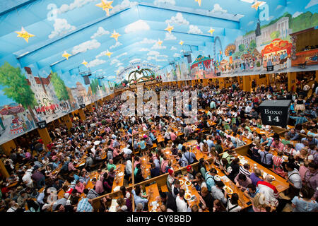 Munich, Allemagne. 18 Sep, 2016. Les festivaliers à l'intérieur d'une tente à l'Oktoberfest de Munich, Allemagne, 18 septembre 2016. Des millions de visiteurs du monde entier sont de nouveau attendus à la 183ème Oktoberfest, qui se déroule du 17 septembre au 03 octobre 2016. Dpa : Crédit photo alliance/Alamy Live News Banque D'Images