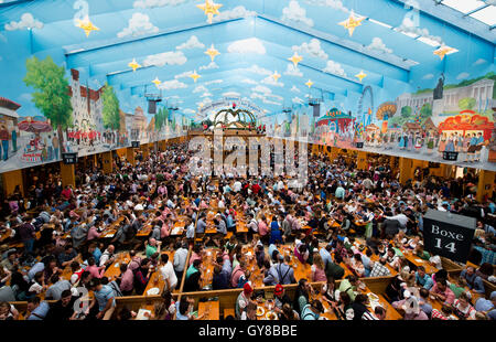Munich, Allemagne. 18 Sep, 2016. Les festivaliers à l'intérieur d'une tente à l'Oktoberfest de Munich, Allemagne, 18 septembre 2016. Des millions de visiteurs du monde entier sont de nouveau attendus à la 183ème Oktoberfest, qui se déroule du 17 septembre au 03 octobre 2016. Dpa : Crédit photo alliance/Alamy Live News Banque D'Images