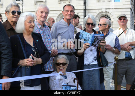 Rochdale, UK. 18 sept., 2016. Les gens se rassemblent devant la mairie de regarder l'inauguration d'une statue de Dame Gracie Fields, Rochdale, Lancashire, 11 Septembre, 2016 Crédit : Barbara Cook/Alamy Live News Banque D'Images