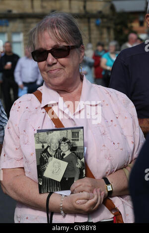 Rochdale, UK. 18 sept., 2016. Une femme tenant une photo de son fils, Andrew Wright avec Dame Gracie Fields, présentant son avec un dessin qu'il fit de son lorsqu'il était à l'école, Rochdale, Lancashire, 11 Septembre, 2016 Crédit : Barbara Cook/Alamy Live News Banque D'Images