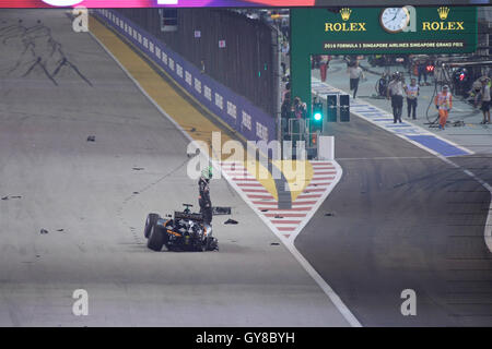 Singapour. 18 sept., 2016. Sahara Force India's Nico Hülkenberg pilote de l'Allemagne laisse sa voiture endommagée après avoir perdu au cours de 2016 F1 Grand Prix de Singapour de nuit finales à Singapour's Marina Bay Street Circuit, le 18 septembre 2016. (Xinhua/puis Chih Wey) Credit : Xinhua/Alamy Live News Banque D'Images