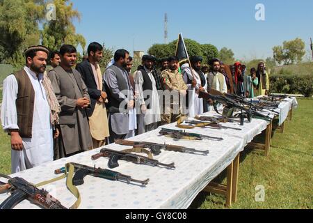 Le Helmand, en Afghanistan. 17 Sep, 2016. Des combattants taliban, assister à une cérémonie de remise dans la province de Helmand, Afghanistan, le 17 septembre 2016. Un groupe de 20 membres dont un fameux Taliban Mollah commandant Daud alias Habash a abandonné les combats et surrundered au gouvernement dans le sud de la province de Helmand, gouverneur provincial Hayatullah Hayat a dit dimanche. Credit : Abdul Aziz Safdari/Xinhua/Alamy Live News Banque D'Images