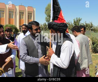 Le Helmand, en Afghanistan. 17 Sep, 2016. Un combattant taliban, serre la main avec un responsable local au cours d'une cérémonie de remise dans la province de Helmand, Afghanistan, le 17 septembre 2016. Un groupe de 20 membres dont un fameux Taliban Mollah commandant Daud alias Habash a abandonné les combats et surrundered au gouvernement dans le sud de la province de Helmand, gouverneur provincial Hayatullah Hayat a dit dimanche. Credit : Abdul Aziz Safdari/Xinhua/Alamy Live News Banque D'Images