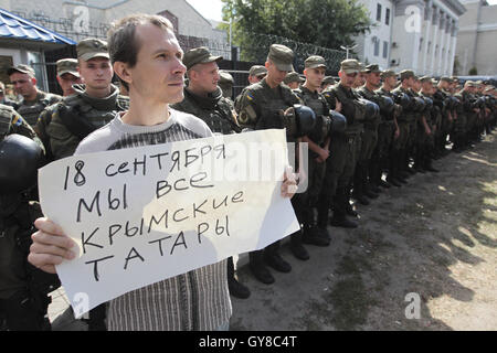 Kiev, Ukraine. 18 Sep, 2016. Un groupe d'activistes ukrainiens se sont rassemblés devant l'ambassade de Russie pour protester contre la Fédération élections parlementaires dans un bureau de vote sur le territoire de l'ambassade de Russie. Week-end de la Russie le parlement les élections ont lieu en vertu de nouvelles règles qui pourraient en principe apporter une réelle opposition à l'Assemblée nationale. Credit : Nazar Furyk/ZUMA/Alamy Fil Live News Banque D'Images