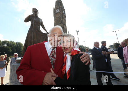 Rochdale, UK. 18 sept., 2016. L'actrice Sue Devaney avec Roy Hudd, Rochdale, Lancashire, 11 Septembre, 2016 Crédit : Barbara Cook/Alamy Live News Banque D'Images