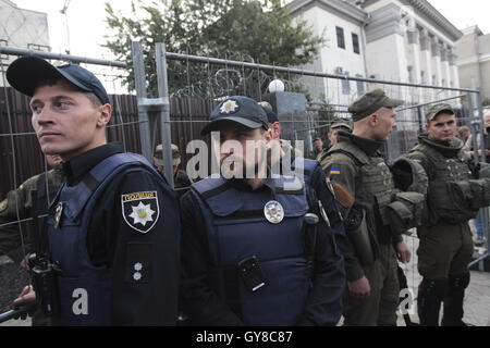 Kiev, Ukraine. 18 Sep, 2016. Un groupe d'activistes ukrainiens se sont rassemblés devant l'ambassade de Russie pour protester contre la Fédération élections parlementaires dans un bureau de vote sur le territoire de l'ambassade de Russie. Week-end de la Russie le parlement les élections ont lieu en vertu de nouvelles règles qui pourraient en principe apporter une réelle opposition à l'Assemblée nationale. Credit : Nazar Furyk/ZUMA/Alamy Fil Live News Banque D'Images