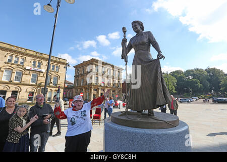 Rochdale, UK. 18 sept., 2016. Valerie Worthing de Birmingham qui a été un fan de Gracie Fields depuis plus de 40 ans, debout à côté de la statue de Sa, Rochdale, Lancashire, 11 Septembre, 2016 Crédit : Barbara Cook/Alamy Live News Banque D'Images