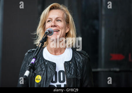 Londres, Royaume-Uni. 17 Septembre, 2016. Juliet Stevenson traite des milliers d'assister à un rassemblement d'appeler le gouvernement britannique à prendre des mesures pour accueillir les réfugiés au Royaume-Uni à l'avance de deux sommets en septembre lorsque les dirigeants du monde vont discuter de la crise des réfugiés. Credit : Mark Kerrison/Alamy Live News Banque D'Images