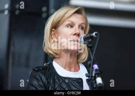 Londres, Royaume-Uni. 17 Septembre, 2016. Juliet Stevenson traite des milliers d'assister à un rassemblement d'appeler le gouvernement britannique à prendre des mesures pour accueillir les réfugiés au Royaume-Uni à l'avance de deux sommets en septembre lorsque les dirigeants du monde vont discuter de la crise des réfugiés. Credit : Mark Kerrison/Alamy Live News Banque D'Images