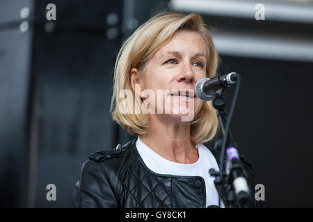 Londres, Royaume-Uni. 17 Septembre, 2016. Juliet Stevenson traite des milliers d'assister à un rassemblement d'appeler le gouvernement britannique à prendre des mesures pour accueillir les réfugiés au Royaume-Uni à l'avance de deux sommets en septembre lorsque les dirigeants du monde vont discuter de la crise des réfugiés. Credit : Mark Kerrison/Alamy Live News Banque D'Images