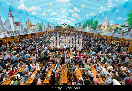 Munich, Allemagne. 18 Sep, 2016. Les festivaliers à l'intérieur d'une tente à l'Oktoberfest de Munich, Allemagne, 18 septembre 2016. Des millions de visiteurs du monde entier sont de nouveau attendus à la 183ème Oktoberfest, qui se déroule du 17 septembre au 03 octobre 2016. Dpa : Crédit photo alliance/Alamy Live News Banque D'Images