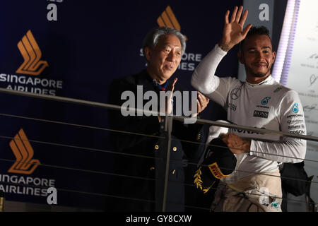 Marina Bay Street Circuit, Singapour. 18 sept., 2016. Grand Prix de Formule 1 de Singapour, jour de la course. Mercedes AMG Petronas W07 Hybrid &# x2013 ; Lewis Hamilton vagues pour les fans comme il vient en 3ème : Action Crédit Plus Sport Images/Alamy Live News Banque D'Images