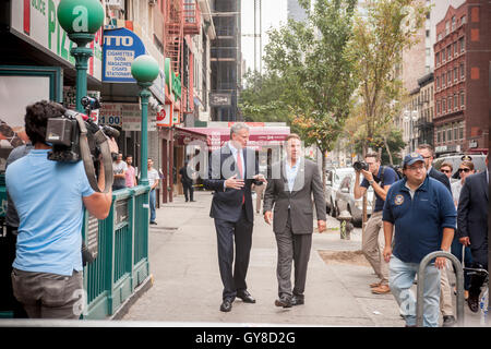 New York, USA. 18 Sep, 2016. Le maire de New York, Bill De Blasio, gauche, et Gouverneur de l'Etat de New York Andrew Cuomo visitez le site de l'attentat de la nuit précédente dans le quartier de Chelsea, New York le dimanche, Septembre 18, 2016. ( © Richard B. Levine) Crédit : Richard Levine/Alamy Live News Banque D'Images
