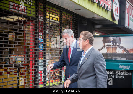 New York, USA. 18 Sep, 2016. Le maire de New York, Bill De Blasio, gauche, et Gouverneur de l'Etat de New York Andrew Cuomo visitez le site de l'attentat de la nuit précédente dans le quartier de Chelsea, New York le dimanche, Septembre 18, 2016. ( © Richard B. Levine) Crédit : Richard Levine/Alamy Live News Banque D'Images