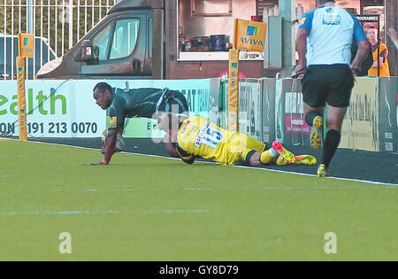 Kingston Park, Newcastle, Royaume-Uni. 18 Sep, 2016. Aviva Premiership Rugby. Newcastle Falcons contre les Leicester Tigers. Vereniki Goneva de faucons est abordé par Mathew Tait de tigres. Credit : Action Plus Sport/Alamy Live News Banque D'Images